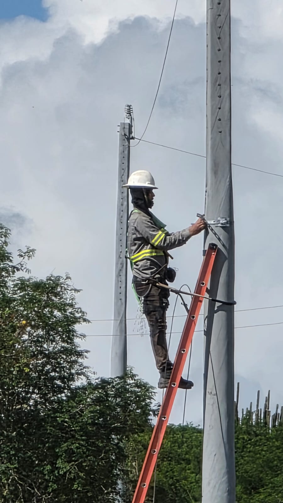 Instalação de fibra óptica em poste - equipe técnica qualificada