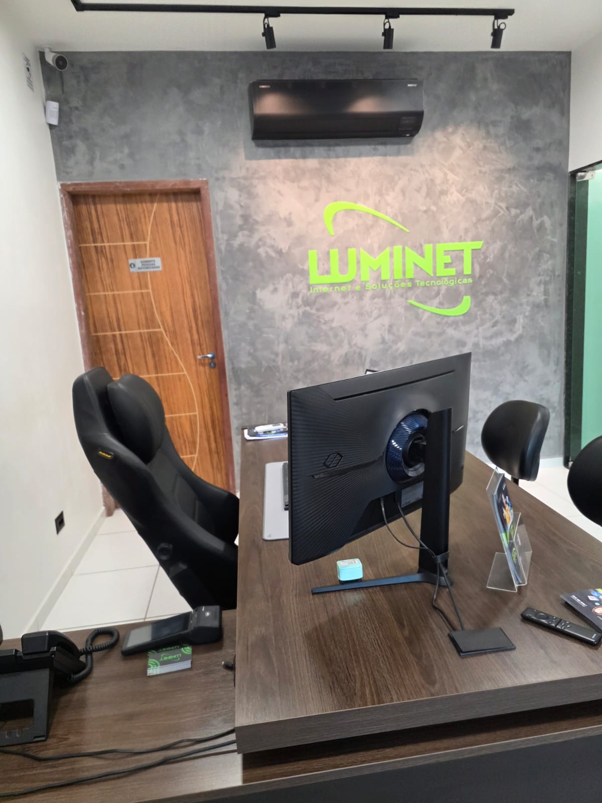 Recepção principal da Luminet com logotipo na parede