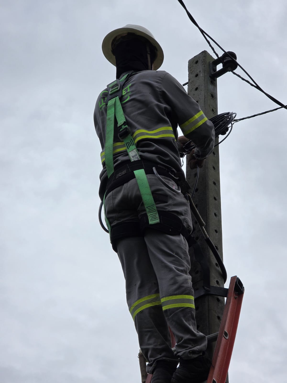 Atendimento em poste de energia elétrica com EPIs completas