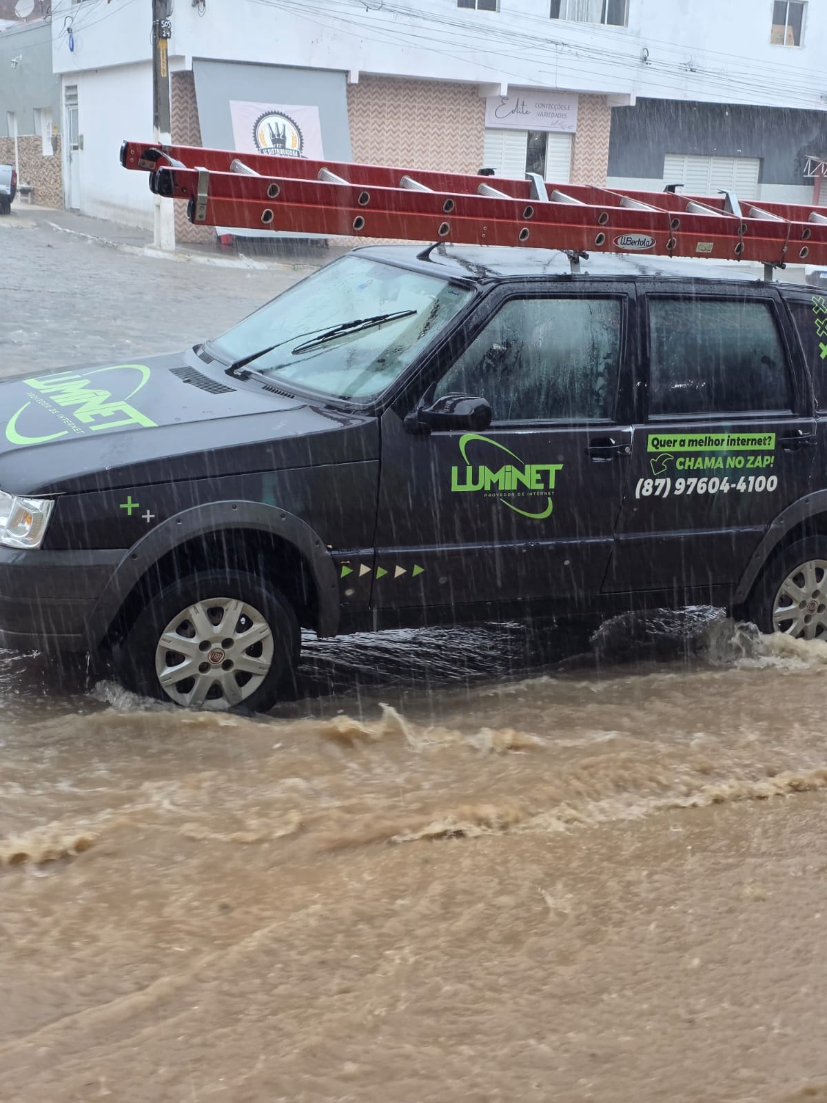Veículo da equipe de instalação operando na chuva